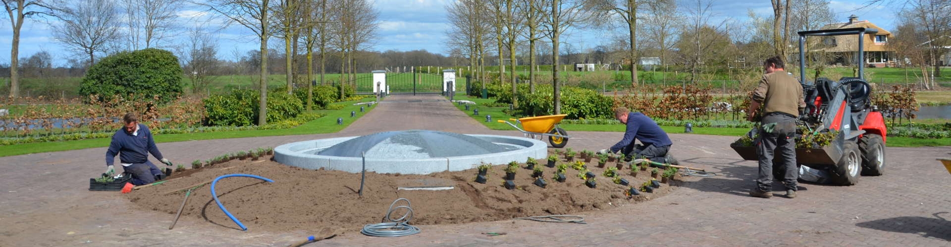 tuinaanleg vakman vakmannen leggen een vijver in de tuin aan