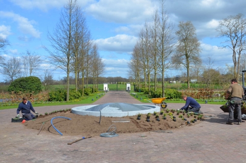 hovenier tuinaanleg hovenier die een tuin aan het aanleggen is