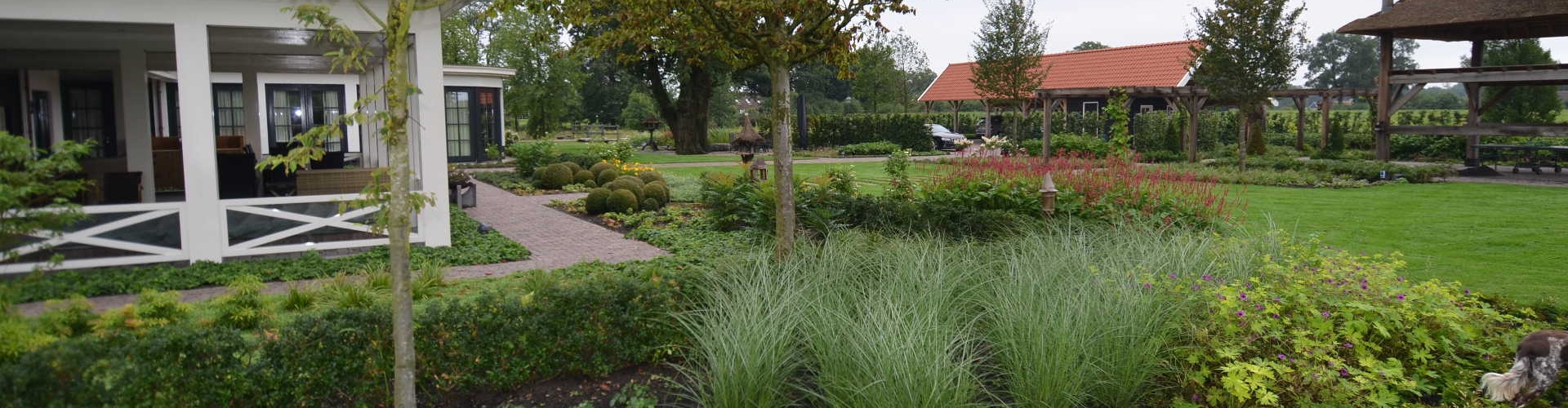 hovenier offerte tuin met vijver, pergola en veel groen