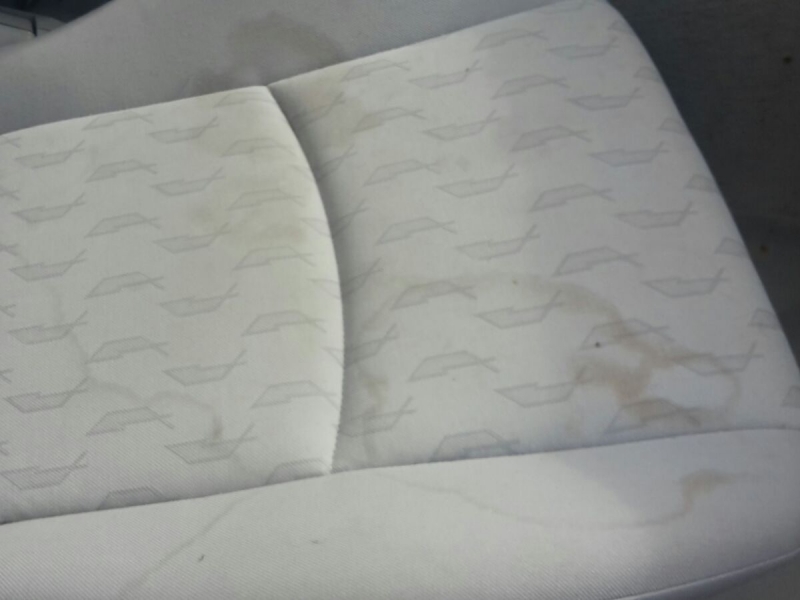 vlekken in de autobekleding vlekken in de autobekleding