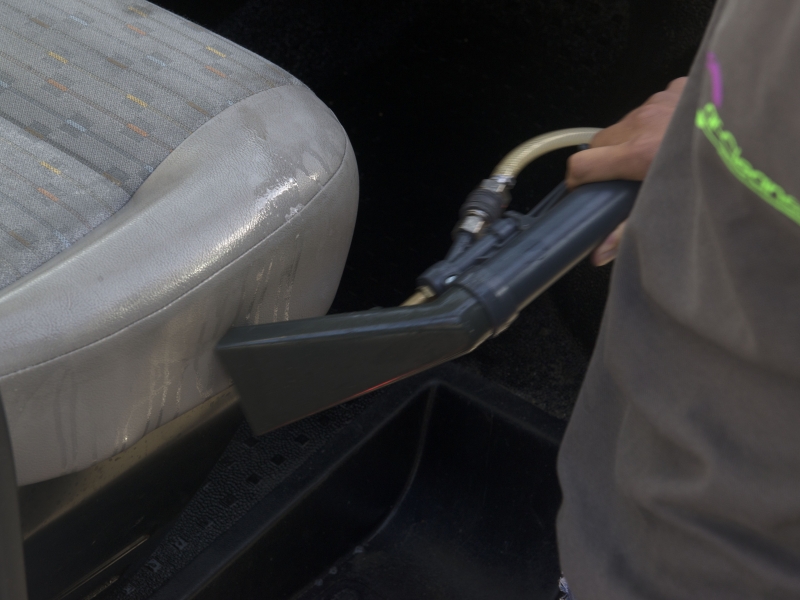 Vlekken uit autobekleding Autobekleding shamporellen