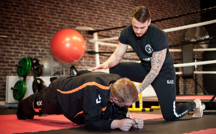 Delda Sport personal training Amsterdam Foto van man en personal trainer tijdens training