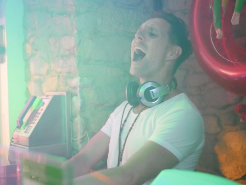 Wil jij ook die kick ervaren hoe gaaf het is om met muziek bezig te zijn? Wil jij ook die kick ervaren hoe gaaf het is om met muziek bezig te zijn?