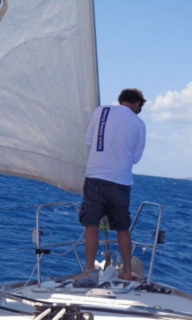 regatta zeilen schipper op voordek