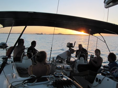 Gasten aan boord bij dutch sailing events sunset caribbean