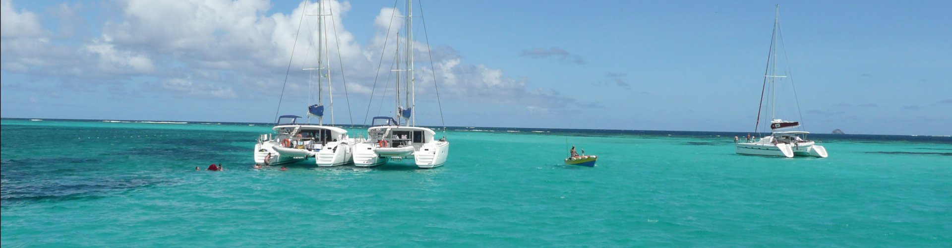 Eilandhoppen met een catamaran Catamaran voor anker