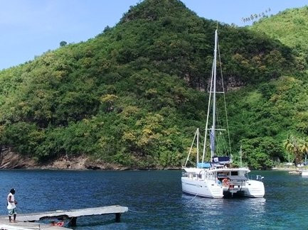 Comfortabele catamaran catamaran voor anker