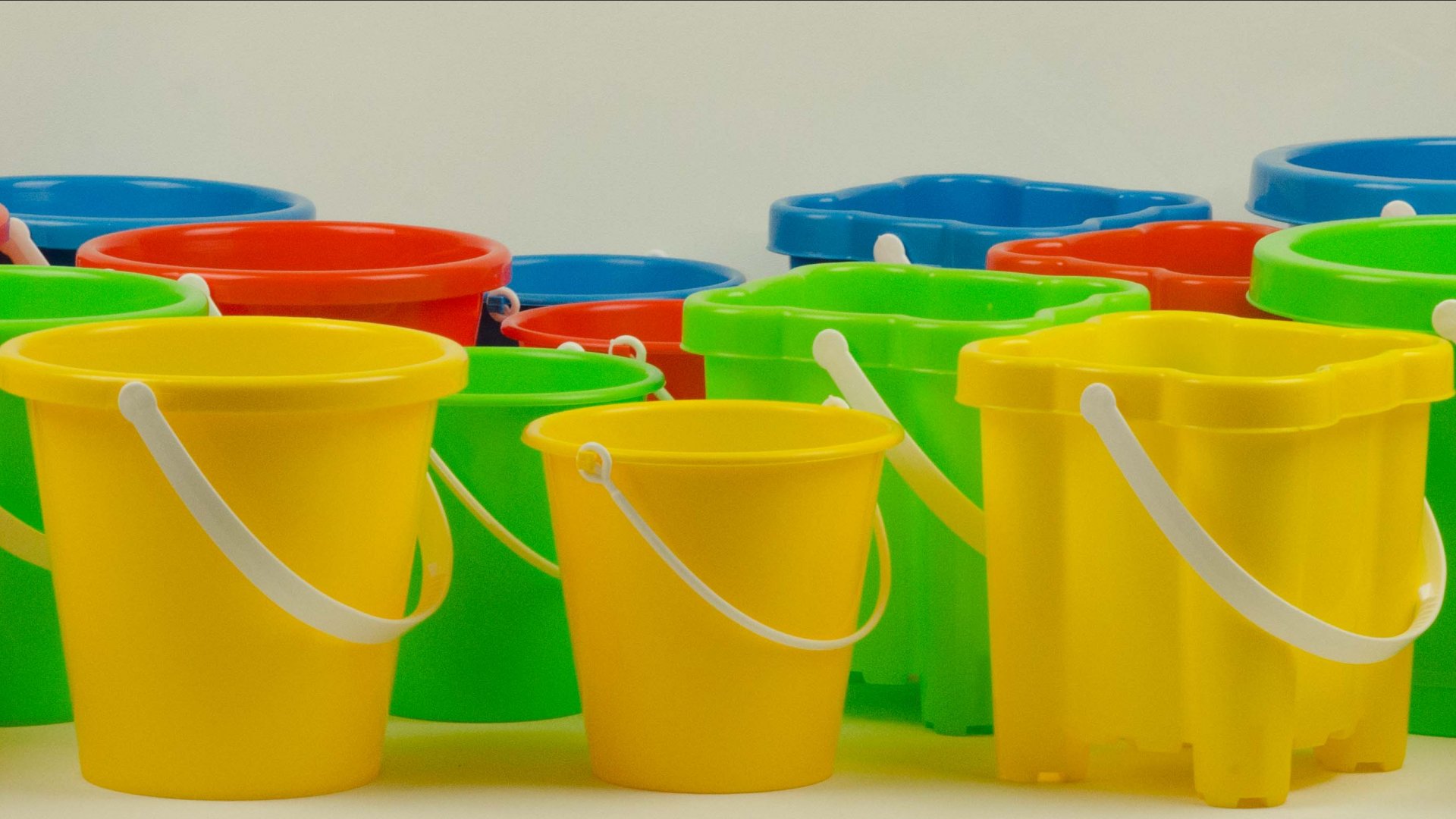 speelgoed emmers in diverse kleuren speelgoed emmers in diverse kleuren