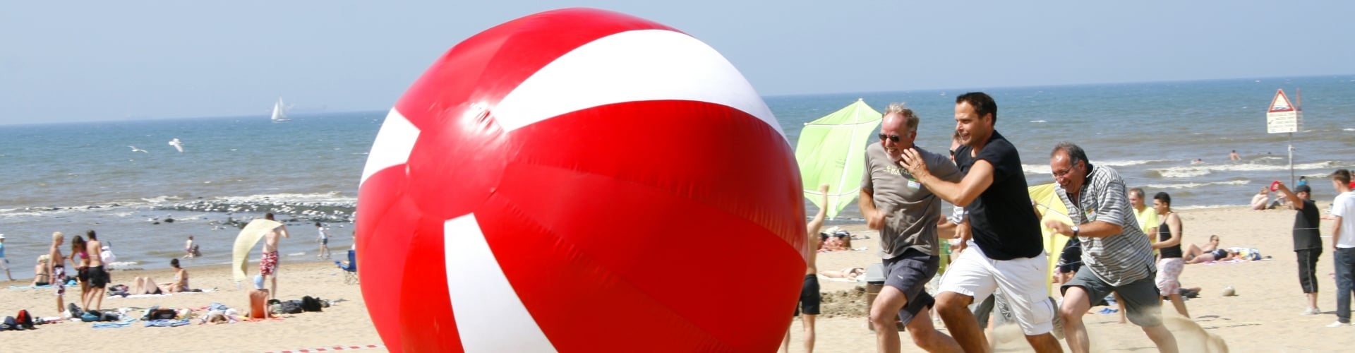 Megaballen race op het strand als onderdeel van onze strand zeskamp
