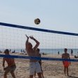 Beach volleybal, een onmisbaar onderdeel bij de strand zeskamp.