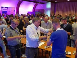 Teambuilden indoor Megavlieger bouwen met je  teambuilding uitje