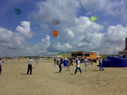 Vecht vliegeren op het strand Kite fight op iedere locatie