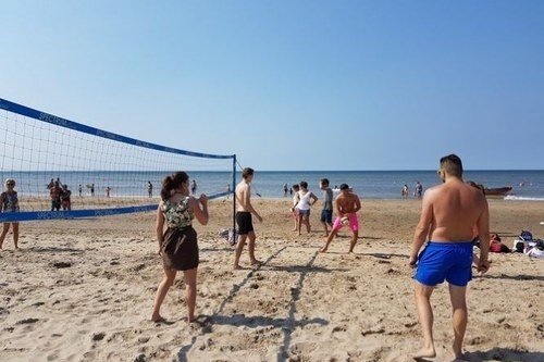 Beach volleybal als onderdeel van onze zeskamp