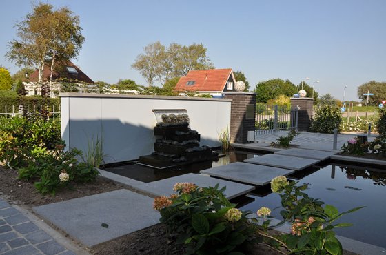 Staptegels over waterpartij Staptegels over waterpartij