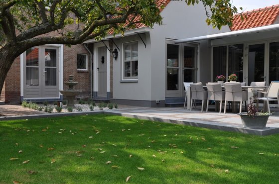 Hoogteverschil opgevangen met blokken Hoogteverschil opgevangen met blokken