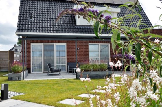 Achterterras met bloembakken Achterterras met bloembakken