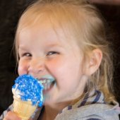 gelukkig kind dat een ijsje eet