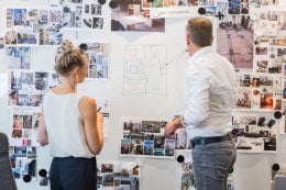 kantoor inrichting brainstorm twee teamleden die brainstormen over kantoor inrichting