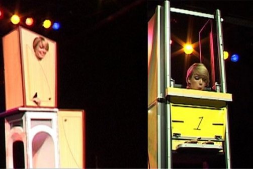 goochelaar paul zaagt zijn assistente doormidden en laat een tafel zweven. goochelaar paul vertoont extra visuele illusies voor kinderen