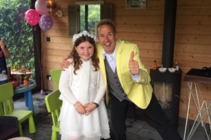 kindergoochelaar paul op kinderfeest kindergoochelaar paul op de foto na afloop van de show tijdens het kinderfeestje.