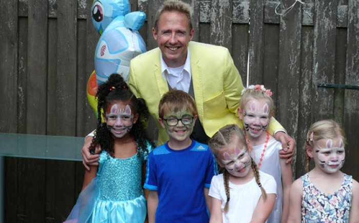 Als goochelaar mogen de kinderen tijdens het kinderfeestje ook asissteren Als goochelaar mogen de kinderen tijdens het kinderfeestje ook assisteren