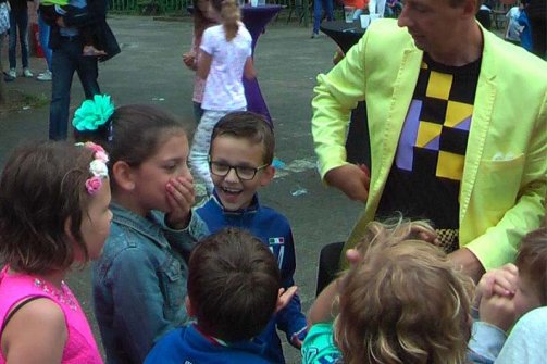 streetmagic is ook erg leuk als vermaak voor kinderen streetmagic voor kids. mobiele kindershow op straat