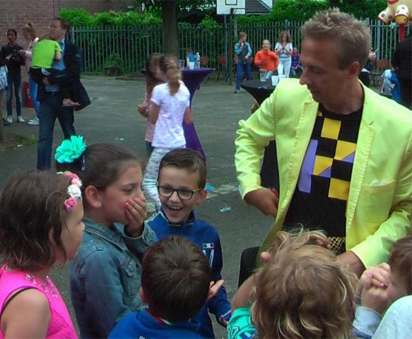 Streetmagic is een leuke manier om trucs van dichtbij te ervaren. Tijdens Streetmagic kunnen kinderen goocheltrucs en kleine illusies live ervaren.