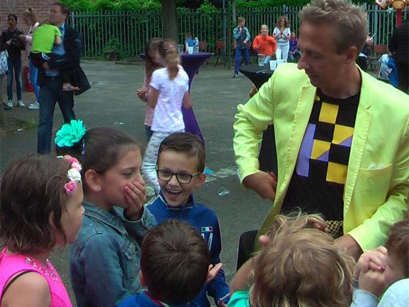 Kinderen genieten tijdens Streetmagic van Paul Kinderen genieten wanneer zij goocheltrucs van dichtbij kunnen ervaren