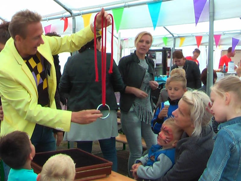 Verbazing Kinderen zijn altijd erg verbaast wanneer zij het onmogelijke mogelijk zien worden.