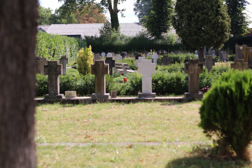 Goedkope grafsteen Rooms-Katholieke Begraafplaats Axel laten plaatsen, goedkoop, budget, voordelig