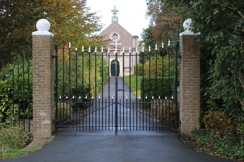 Grafstenen Rooms-Katholieke begraafplaats Oude-Tonge Grafstenen, goedkoop, budget, algemeen graf, Rooms-Katholieke begraafplaats Oude-Tonge