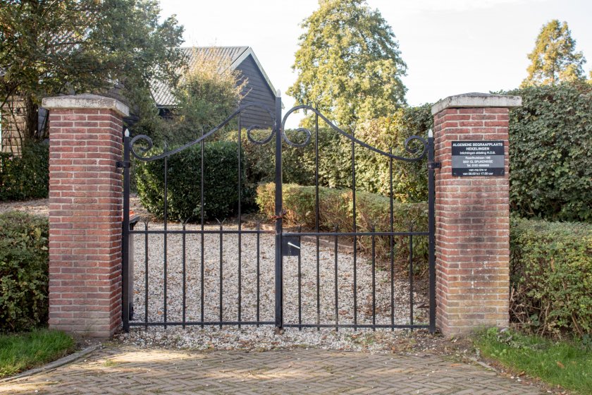 Grafstenen algemene begraafplaats in Zuidland Grafstenen, goedkoop, budget, algemeen graf, algemene begraafplaats in Zuidland