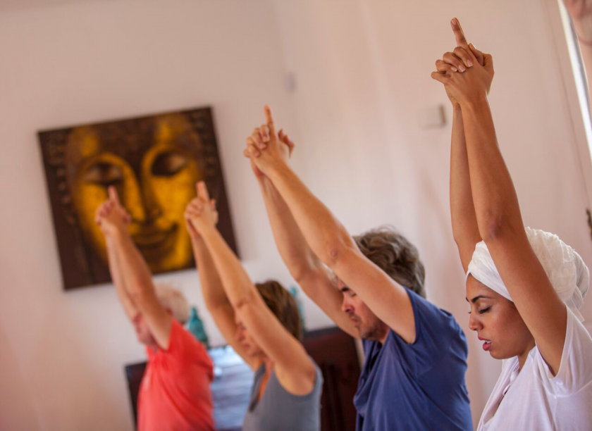 Yogi's bezig met een kriya tijdens de kundalini yoga retraite op Ibiza