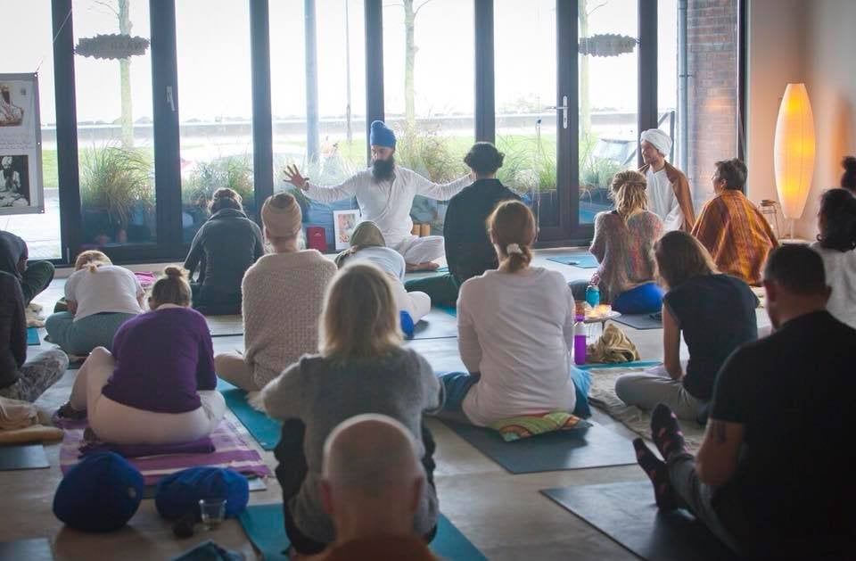Volle zaal tijdens de eerste editie van de Kundalini Yoga workshop Yogi in 1 Dag in Amsterdam