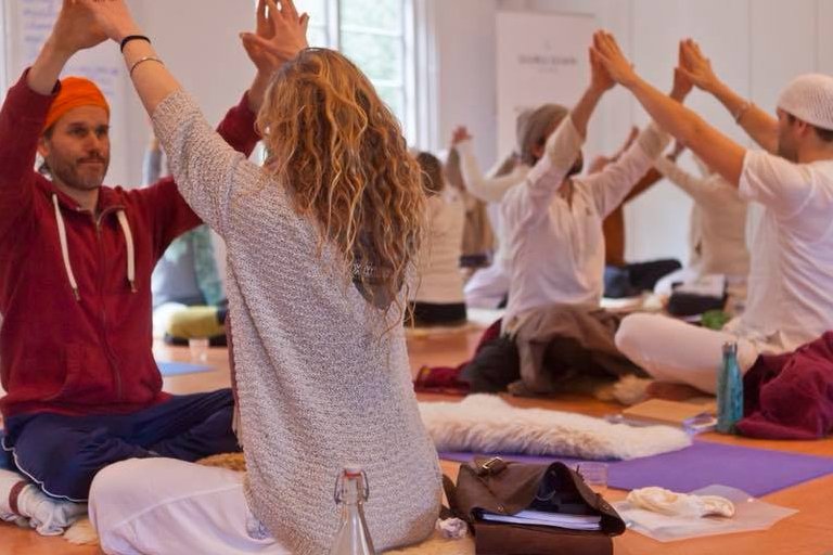 Kundalini Yoga coach opleiding Studenten voeren samen een kriya uit tijdens de opleiding tot Kundalini Yoga coach gegeven door Guru Gian