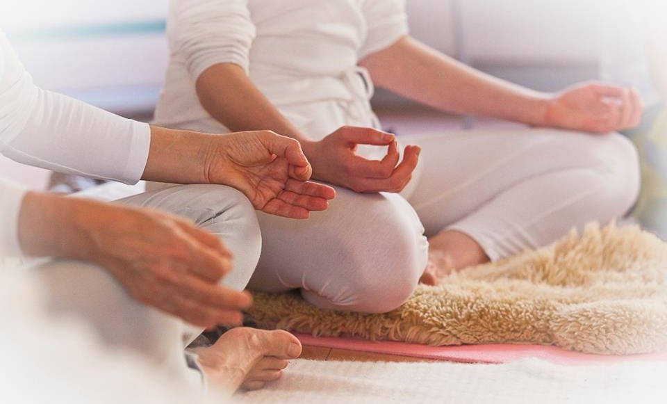 Kundalini Yoga coach en leraar Guru Gian Meditatie houding tijdens een kriya gegeven door Kundalini Yoga coach en leraar Guru Gian