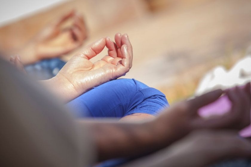 Een yogi tijdens de Kundalini Yoga retraite op Ibiza in een meditatie pose om spiritueel te ontwaken.