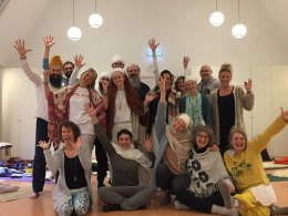 Kundalini Yoga Coach opleiding tijdens de les Guru Gian geeft de studenten tijdens de opleiding Kundalini Yoga coach alle coachingtools mee om zelf yoga coach te worden.