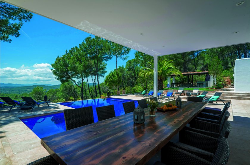De villa met zwembad en uitzicht over de heuvels op Ibiza tijdens de kundalini yoga retreat