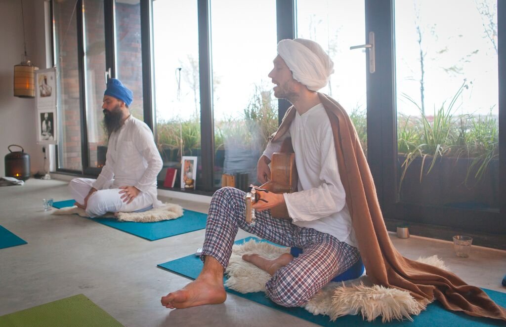 Kundalini Yoga workshop Yogi in 1 Dag live muziek Live muziek van Matthijs Lievaart tijdens de Kundalini Yoga workshop Yogi in 1 Dag in Amsterdam