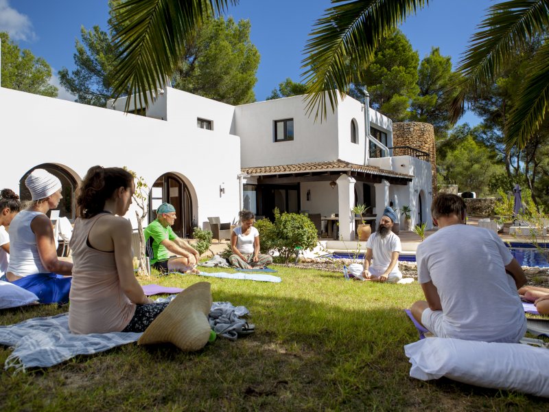 Buiten kriya en meditatie tijdens Kundalini Yoga retreat Ibiza