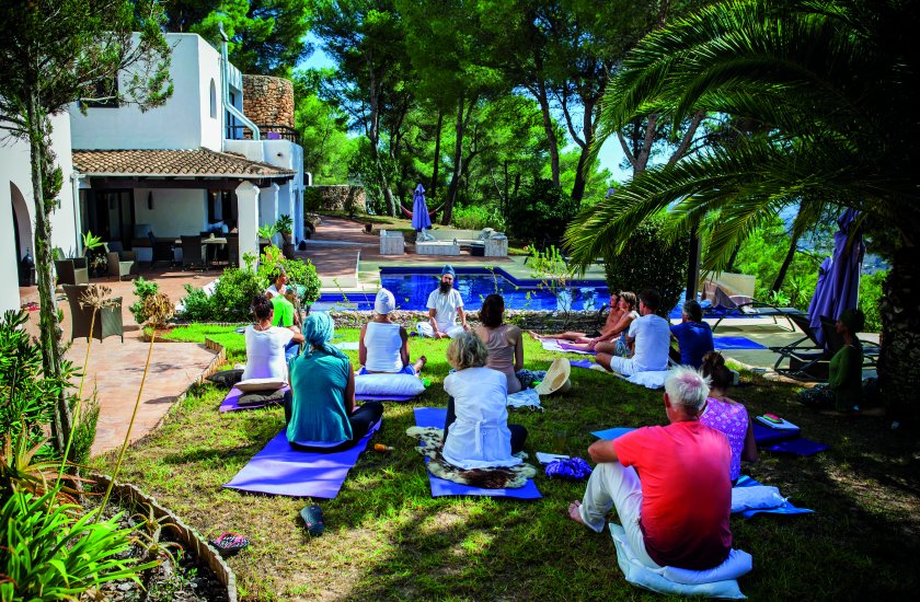 Een groep enthousiast yogi's tijdens de Kundalini Yoga retraite vorig najaar op Ibiza