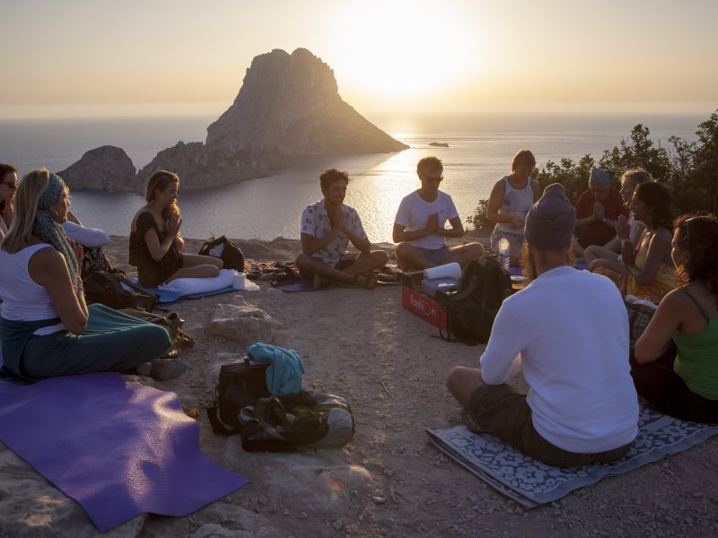 Yogi's tijdens meditatie tijdens kundalini yoga retreat Ibiza Yogi's tijdens meditatie tijdens kundalini yoga retreat Ibiza