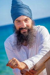Kundalini Yoga coach en leraar Guru Gian helpt in zijn coaching door middel van yoga en meditatie mensen voor verbinding met zichzelf