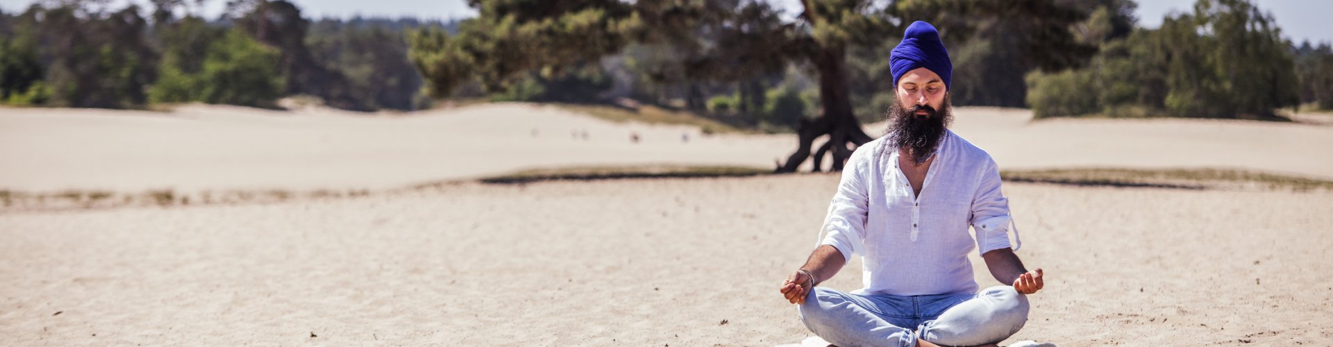 Kundalini Yoga coach en leraar Guru Gian tijdens meditatie op retraite in Ibiza