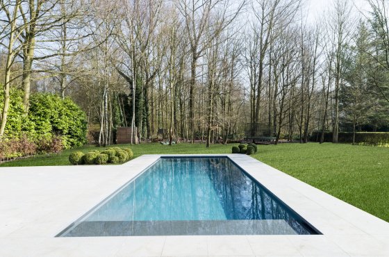 installeren zwembad in tuin