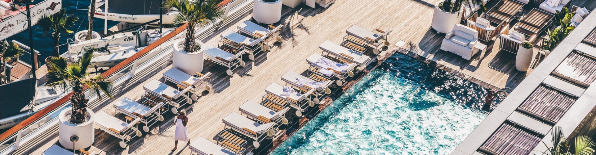 Luxe hotel met zwembad aan de haven van Monaco, Frankrijk