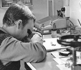 Cees Duijn - Juwelier Leguit Cees Duijn heeft vele jaren bij Juwelier Leguit gewerkt als horloge- en klokkenmaker. Tevens heeft hij vele oorgaatjes geschoten.
