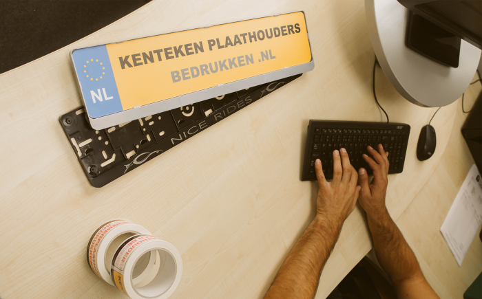 Nummerplaathouder zelf ontwerpen Zelf uw kentekenplaathouder chroom opmaken of laten verzorgen