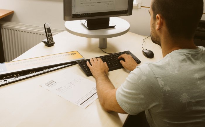 nummerplaathouders bedrukken kentekenplaathouder met bedrijfsnaam laten bedrukken